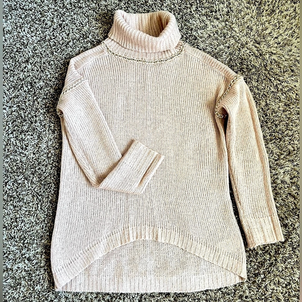 Turtleneck light pink XS sweater with gold chains design